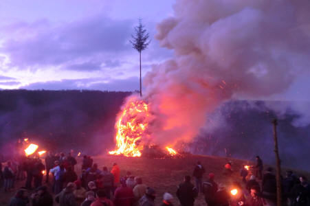 Harzer Osterfeuer im Hexzenzipfel von Lerbach